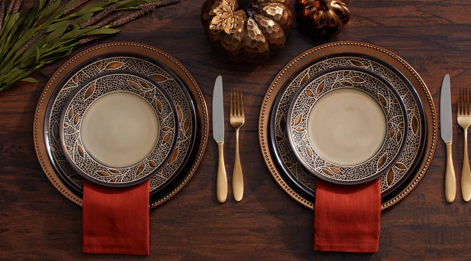 Sprigs of golden brown leaves highlighted by a crackle effect add elegance to your meal.